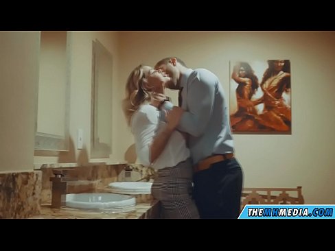 ❤️ Kiam belplena blondulo delogas vin en publika necesejo ❤️❌ Fikado ĉe eo.pinkporno.ru ❌️